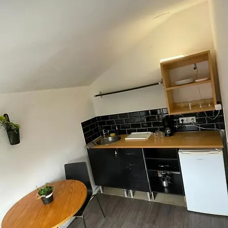 아파트 Charming In 35 M² With Balcony